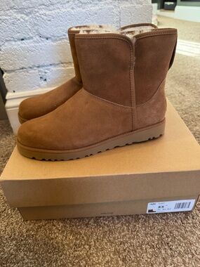 UGG Classic Short Shearling-Lined Suede Boots in Chestnut Brown